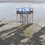 Cabane de pêche sur pilotis à marée basse