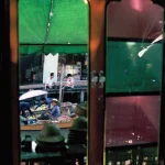 Scène de marché flottant vue à travers une fenêtre