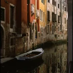 Bateau amarré dans un canal vénitien