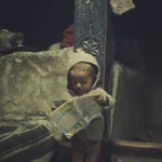 Enfant lisant un livre dans une maison rustique