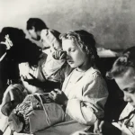 Enfants en classe de couture