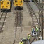 Travailleurs Ferroviaires ajustant les Voies