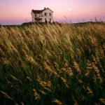 Vieille maison à la campagne au coucher du soleil