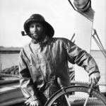 Pêcheur à la barre d'un bateau