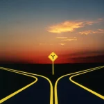 Intersection de routes au crépuscule