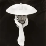 Portrait élégant avec grand chapeau blanc