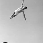 Plongeon acrobatique en noir et blanc
