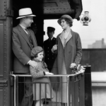 Famille élégante sur une plateforme de train