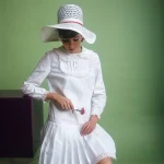 Femme en robe victorienne avec une fleur rose