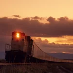 Train de marchandises au coucher du soleil