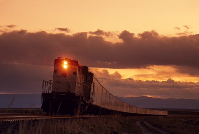 AKG2155146.webp Train de marchandises au coucher du soleil – Image 1