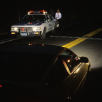 Contrôle policier nocturne sur une route déserte