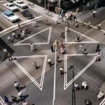 Croisement urbain animé