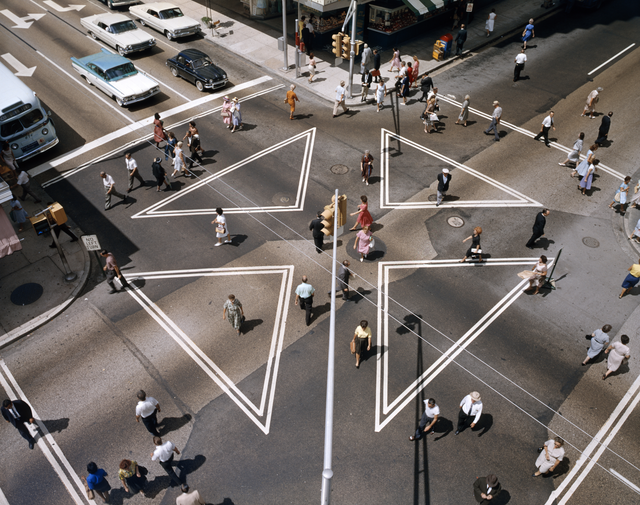 AKG2158241.webp Croisement urbain animé – Image 1