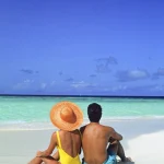 Couple profitant de la plage