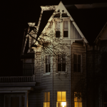 Maison victorienne éclairée la nuit