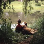 Enfant et chien au bord d'un lac paisible