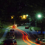Longue exposition de nuit dans une rue résidentielle avec des feux arrière de voiture