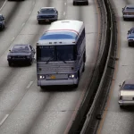 Bus Greyhound et voitures sur une autoroute