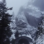 Tunnel dans Montagne Enneigée avec Voiture