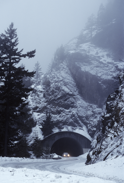 AKG2161405.webp Tunnel dans Montagne Enneigée avec Voiture – Image 1