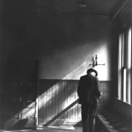 Homme seul dans un couloir sombre