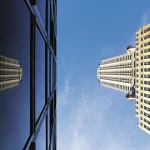 Perspective de gratte-ciel avec réflexion sur le bâtiment
