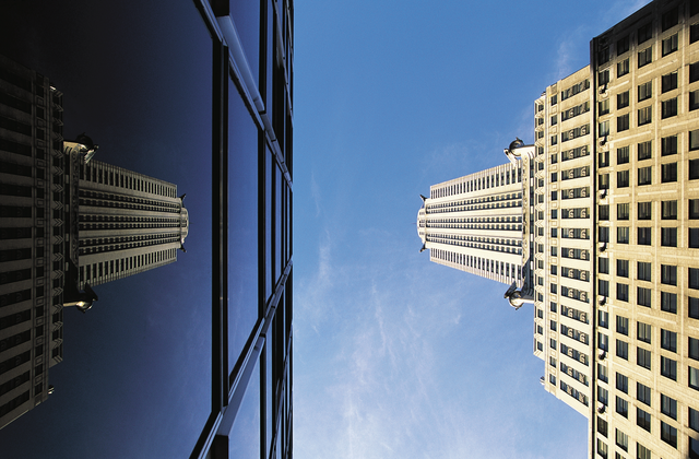 AKG2180024.webp Perspective de gratte-ciel avec réflexion sur le bâtiment – Image 1