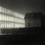 Maison Isolée Près d'un Bâtiment Illuminé la Nuit
