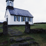 Église rustique en bois avec toit en métal en Europe