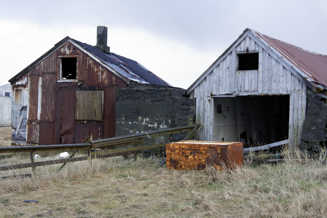 AKG2192919.webp Vieilles granges abandonnées – Image 1
