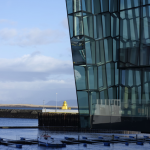 Architecture moderne en bord de mer avec petit bateau amarré