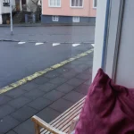 Vue d'une fenêtre à Reykjavik avec des coussins colorés