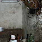 Espace intérieur rustique avec table et objets anciens