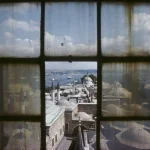 Vue depuis une fenêtre sur les toits d'Istanbul