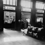 Hall de départ d'un aéroport européen des années 1930.