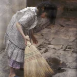 Fillette balayant l’extérieur