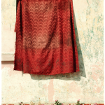 Ridau en Velours Rouge sur un Mur Ancien