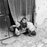 Enfants jouant à la porte d'une maison