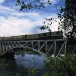 Train traversant un pont métallique sur une rivière