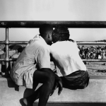 Couple observant la plage depuis le balcon