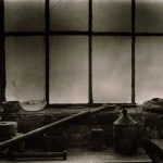 Atelier industriel abandonné avec fenêtres opaques