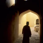 Silhouette d'un homme dans une cour intérieure de style moyen-oriental
