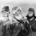 Explorateurs polaires couverts de neige.