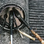 Pinceaux de calligraphie trempés dans l'encre