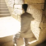 Personne montant des escaliers en pierre