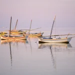 Bateaux colorés ancrés au lever du soleil