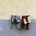 Pantalons suspendus sur corde à linge