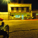 Rue nocturne illuminée dans un quartier historique