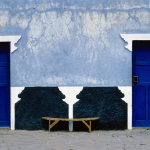 Deux portes bleues sur un mur bleu